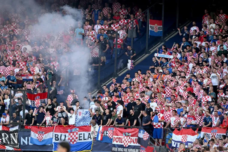 Jeste li primijetili &scaron;to su napravili hrvatski navijači u Rotterdamu? Na ovo sigurno ni u HNS-u ne gledaju blagonaklono
