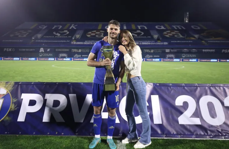 &quot;Općenito teško pričam o svom životu, teško se otvaram - ne volim biti meta, ne volim biti tema. Nisam tip osobe &apos;e kako mi je teško&apos;, ja točno znam tko sam i što sam&quot;, ispričala je Iva jednom prilikom za RTL. Nogometaš je Ivu zaprosio potkraj prošle godine, no nije poznato kada planiraju stati pred oltar. Zajedno su dobili sina Adriana, a Iva ima još dvoje djece iz prethodnog braka s Jerkom Lekom. 