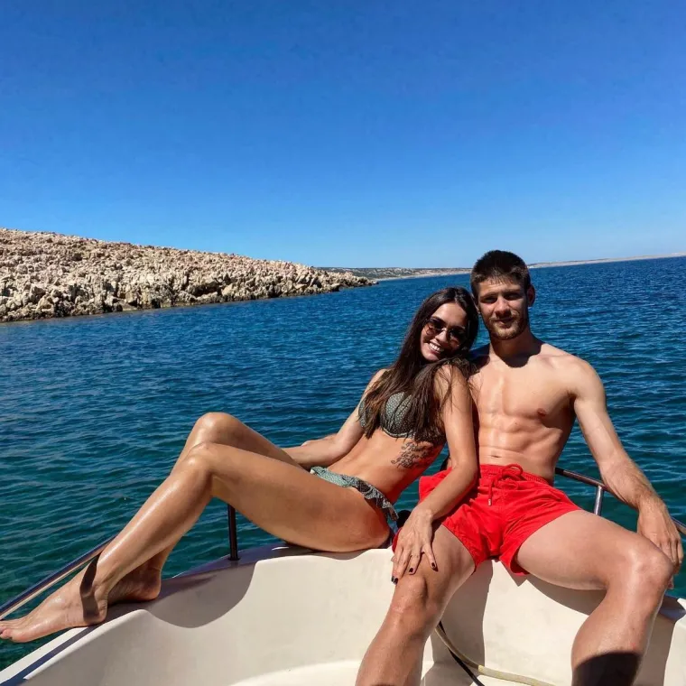 Kramarić i njegova samozatajna Mia vezu su potvrdili tek u ljeto 2018. kad su se zajedno pojavili na večeri koja je organizirana našim reprezentativcima nakon osvojenog srebra na Svjetskom prvenstvu.