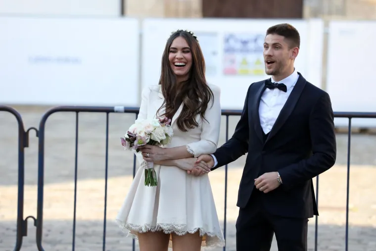 Hrvatski reprezentativac Andrej Kramarić od ožujka 2021. u braku je s Mijom Ćurković, s kojom ima jednogodišnjeg sina Viktora. Mia je po struci veterinarka s diplomom Veterinarskog fakulteta u Zagrebu, a smeđokosa ljepotica prilično je samozatajna, pa nije aktivna ni na društvenim mrežama. Njihove zajedničke fotografije na Instagramu objavljuje njezin suprug.