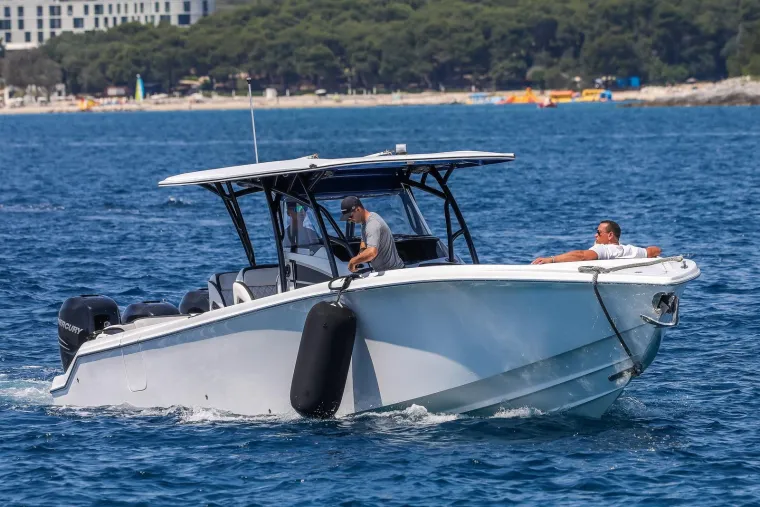 Ne mogu se sakriti od fotografa: Alex Rodriguez ostao u sjeni svoje ljepotice, koja se na rivi pošteno razgolitila