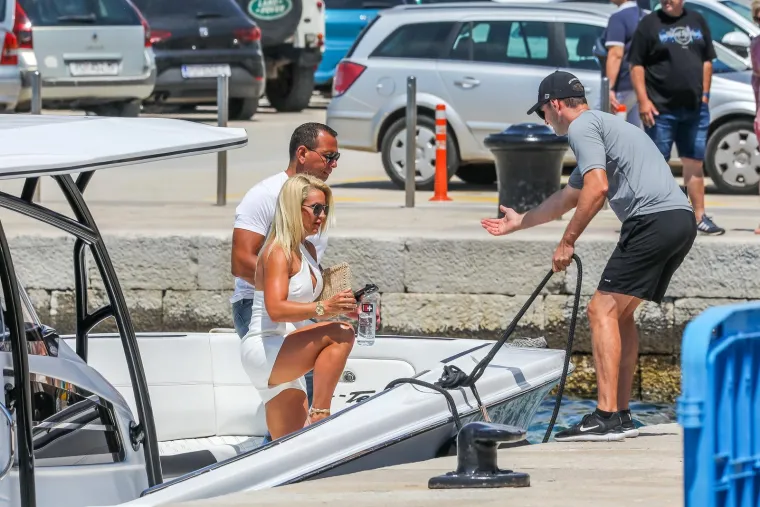 Ne mogu se sakriti od fotografa: Alex Rodriguez ostao u sjeni svoje ljepotice, koja se na rivi pošteno razgolitila