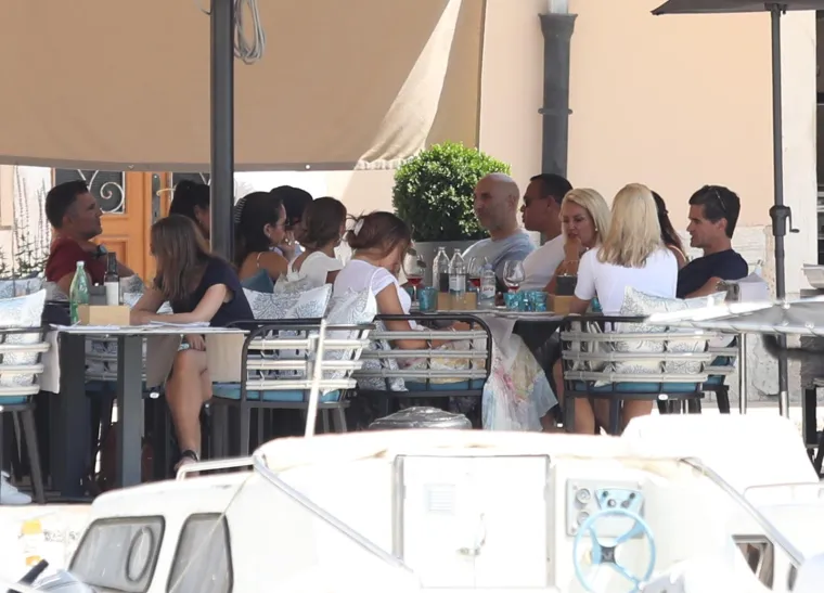 Ne mogu se sakriti od fotografa: Alex Rodriguez ostao u sjeni svoje ljepotice, koja se na rivi pošteno razgolitila