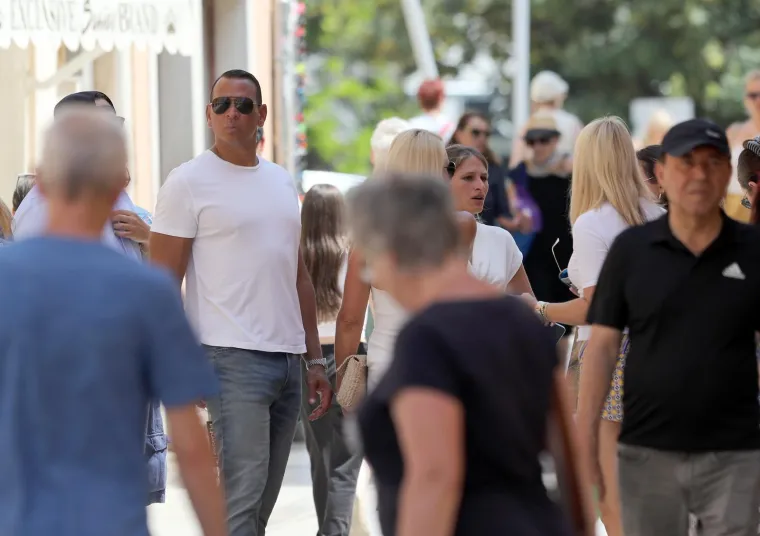 Ne mogu se sakriti od fotografa: Alex Rodriguez ostao u sjeni svoje ljepotice, koja se na rivi pošteno razgolitila