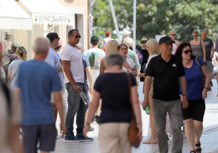 Ne mogu se sakriti od fotografa: Alex Rodriguez ostao u sjeni svoje ljepotice, koja se na rivi pošteno razgolitila