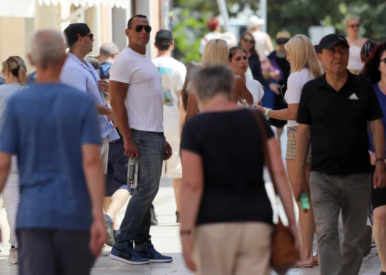 Ne mogu se sakriti od fotografa: Alex Rodriguez ostao u sjeni svoje ljepotice, koja se na rivi pošteno razgolitila