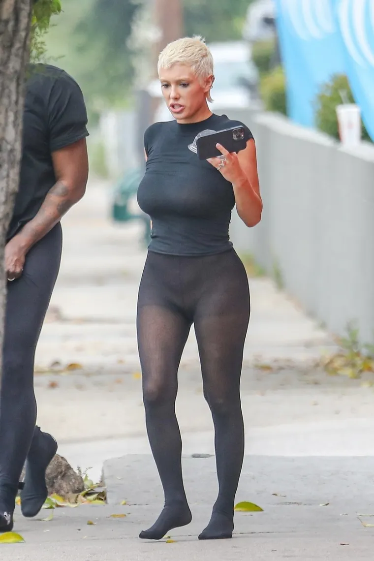 Ni ispod ni preko najlonki - jedno veliko ni&scaron;ta! Sva&scaron;ta smo vidjeli, ali ekscentrična Bianca hodajući je &scaron;ok