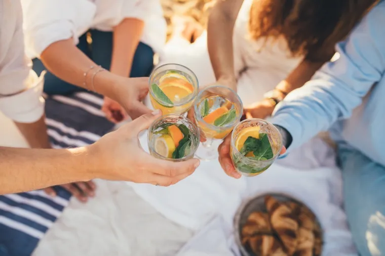&quot;Vazopresin je hormon odgovoran za smanjenje izlučivanja vode i njenu ponovnu apsorpciju u tijelu. Alkohol isključuje ovaj hormon što nas tjera da češće idemo u kupaonicu. Kombinacija alkohola i topline može biti vrlo opasna jer možete lako dehidrirati. Dehidracija može početi s osjećajem žeđi, vrtoglavice i umora, ali može biti mnogo ozbiljnija i dovesti do zbunjenosti i napadaja&quot;, objasnio je.