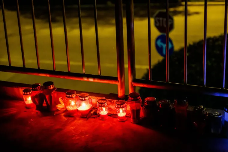 Ispred splitskog Kauflanda upaljeni lampioni, ostavljen medvjedić za ženu koju je priklje&scaron;tila pre&scaron;a. Na poslovnici i crna zastava