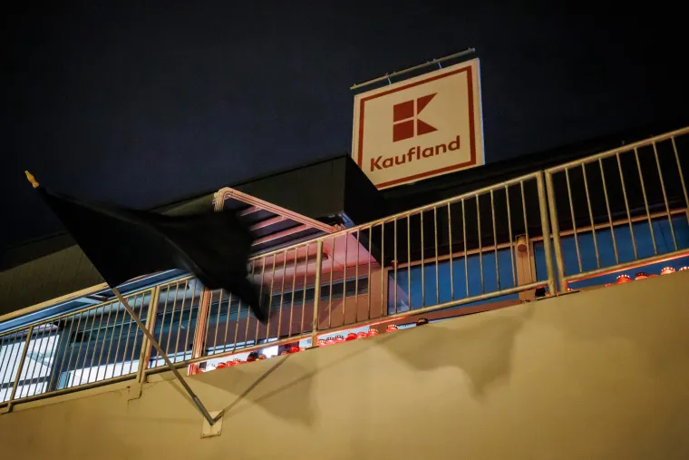 Ispred splitskog Kauflanda upaljeni lampioni, ostavljen medvjedić za ženu koju je priklje&scaron;tila pre&scaron;a. Na poslovnici i crna zastava