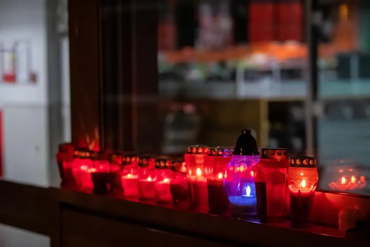 Ispred splitskog Kauflanda upaljeni lampioni, ostavljen medvjedić za ženu koju je priklje&scaron;tila pre&scaron;a. Na poslovnici i crna zastava