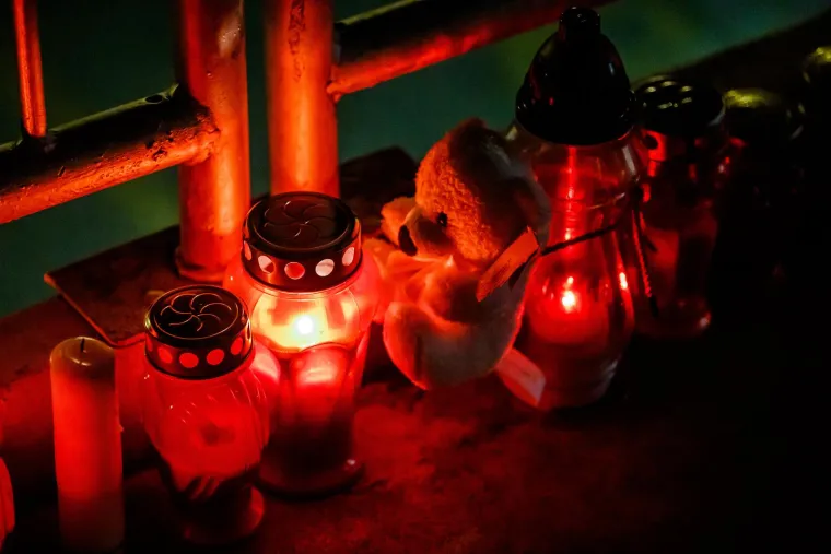 Ispred splitskog Kauflanda upaljeni lampioni, ostavljen medvjedić za ženu koju je priklje&scaron;tila pre&scaron;a. Na poslovnici i crna zastava