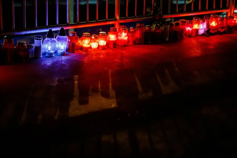 Ispred splitskog Kauflanda upaljeni lampioni, ostavljen medvjedić za ženu koju je priklje&scaron;tila pre&scaron;a. Na poslovnici i crna zastava