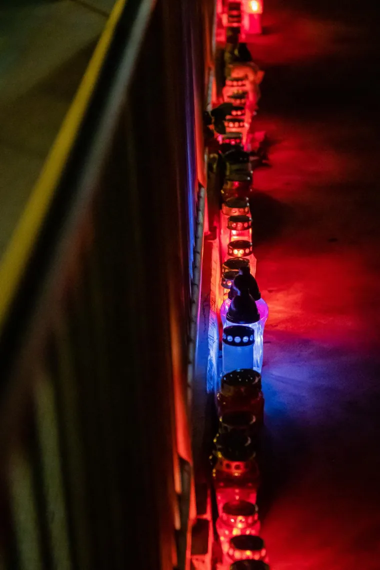 Ispred splitskog Kauflanda upaljeni lampioni, ostavljen medvjedić za ženu koju je priklje&scaron;tila pre&scaron;a. Na poslovnici i crna zastava