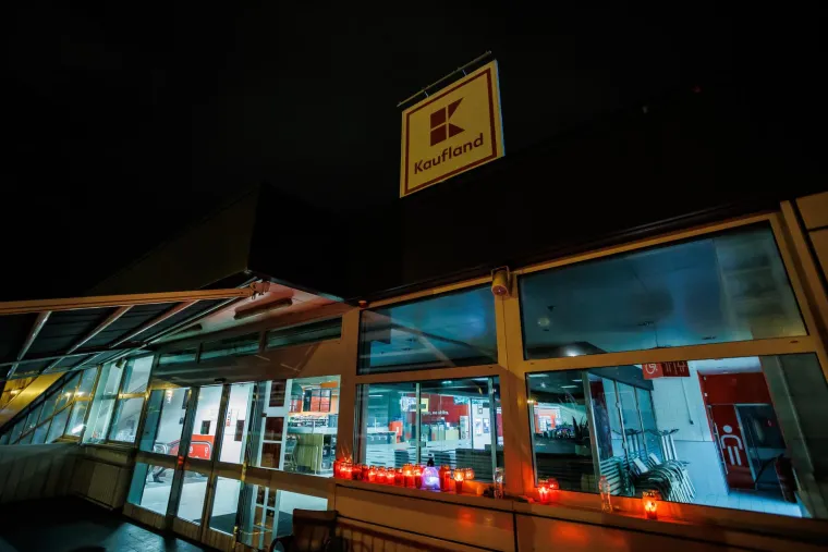 Ispred splitskog Kauflanda upaljeni lampioni, ostavljen medvjedić za ženu koju je priklje&scaron;tila pre&scaron;a. Na poslovnici i crna zastava