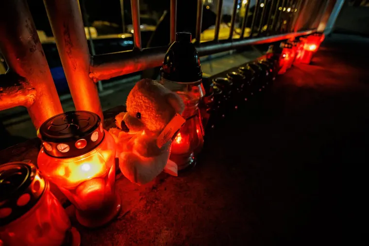 Ispred splitskog Kauflanda upaljeni lampioni, ostavljen medvjedić za ženu koju je priklje&scaron;tila pre&scaron;a. Na poslovnici i crna zastava