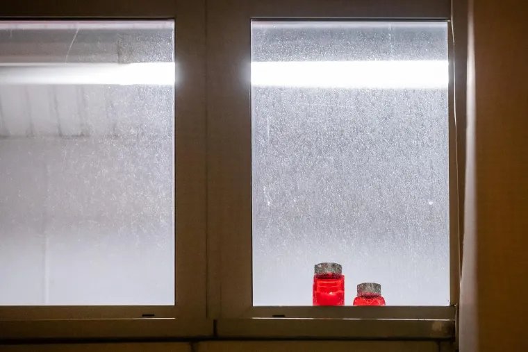 Ispred splitskog Kauflanda upaljeni lampioni, ostavljen medvjedić za ženu koju je priklje&scaron;tila pre&scaron;a. Na poslovnici i crna zastava