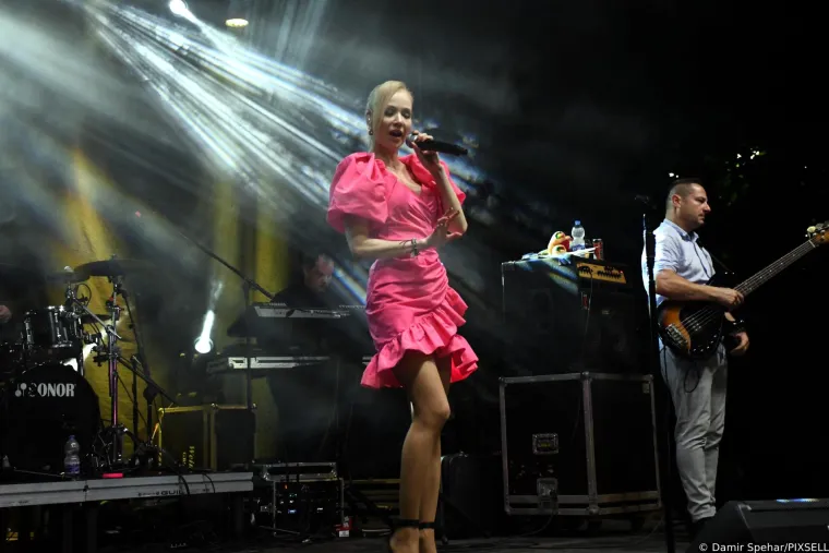 Jelena Rozga doživjela 'Marilyn Monroe' moment: Skakutala je u lepršavoj minihaljini i u zadnji tren spriječila 'nezgodu'