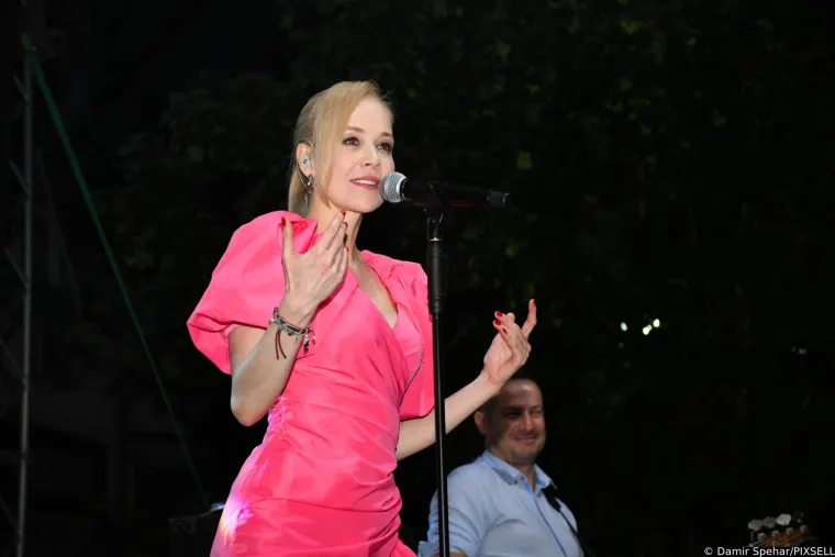 Jelena Rozga doživjela 'Marilyn Monroe' moment: Skakutala je u lepršavoj minihaljini i u zadnji tren spriječila 'nezgodu'