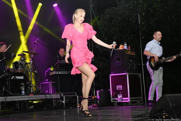 Jelena Rozga doživjela 'Marilyn Monroe' moment: Skakutala je u lepršavoj minihaljini i u zadnji tren spriječila 'nezgodu'