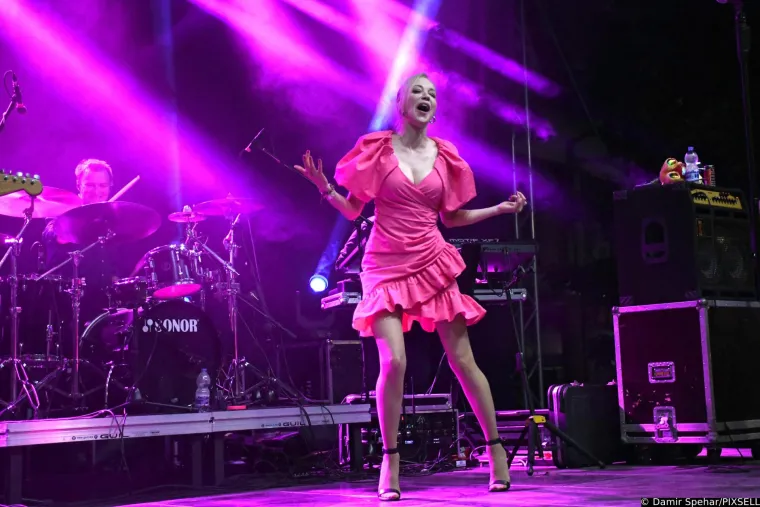 Jelena Rozga doživjela 'Marilyn Monroe' moment: Skakutala je u lepršavoj minihaljini i u zadnji tren spriječila 'nezgodu'