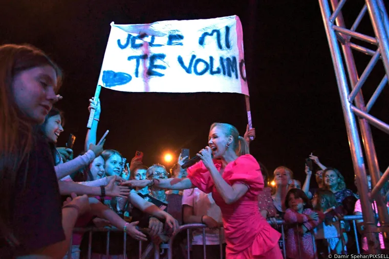 Jelena Rozga doživjela 'Marilyn Monroe' moment: Skakutala je u lepr&scaron;avoj minihaljini i u zadnji tren spriječila 'nezgodu'