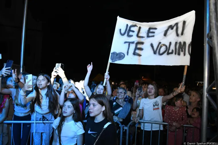 Jelena Rozga doživjela 'Marilyn Monroe' moment: Skakutala je u lepr&scaron;avoj minihaljini i u zadnji tren spriječila 'nezgodu'