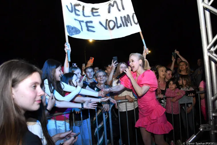 Jelena Rozga doživjela 'Marilyn Monroe' moment: Skakutala je u lepr&scaron;avoj minihaljini i u zadnji tren spriječila 'nezgodu'