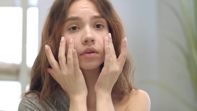 Jedan od najčešćih simptoma je oticanje lica. Liječnica Debra Jaliman, dermatologinja iz New Yorka, rekla je da oticanje lica može biti alergijska reakcija na sunce. &quot;Kada je vaše tijelo previše izloženo suncu, njegov imunološki sustav reagira crvenilom zahvaćenog područja kože, što postaje bolno&quot;, rekla je za zdravstvenu web stranicu Health Central. Krvne žile se povećavaju kako bi se potaknuo protok krvi i ubrzalo zacjeljivanje, što rezultira crvenilom i ponekad oteklinom.