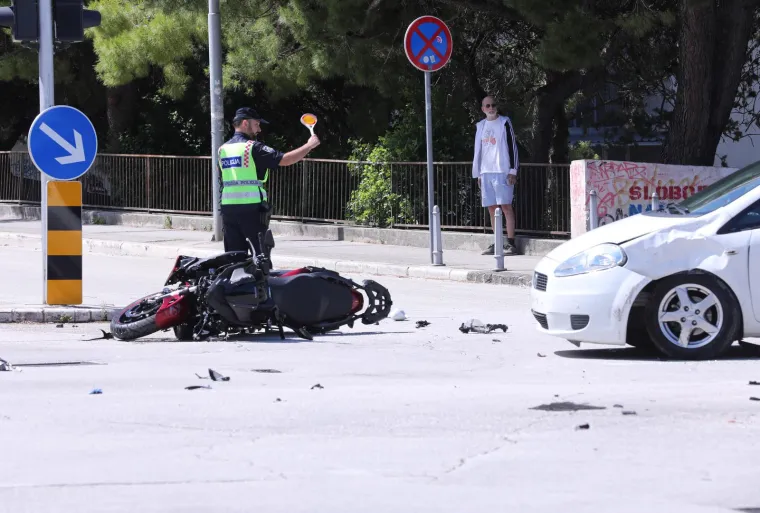 Smrskani motocikl i automobil jutros ispred Poljuda. U te&scaron;koj prometnoj nesreći ozlijeđeni dijete i motociklist