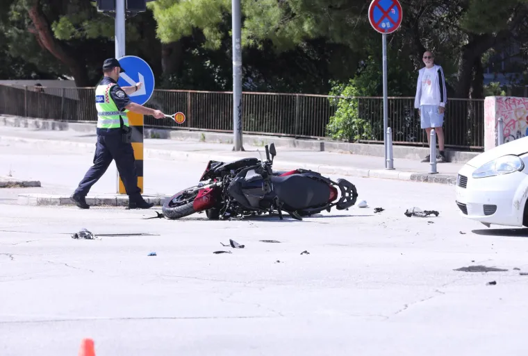 Smrskani motocikl i automobil jutros ispred Poljuda. U te&scaron;koj prometnoj nesreći ozlijeđeni dijete i motociklist