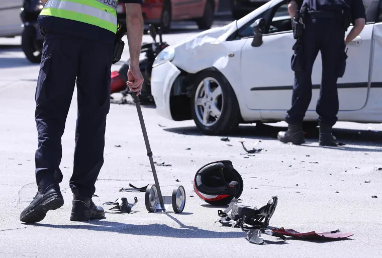 Smrskani motocikl i automobil jutros ispred Poljuda. U te&scaron;koj prometnoj nesreći ozlijeđeni dijete i motociklist