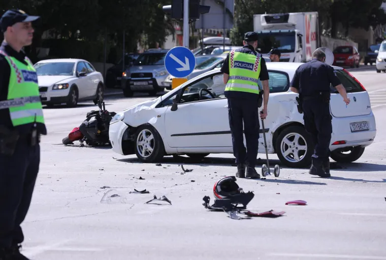 Smrskani motocikl i automobil jutros ispred Poljuda. U te&scaron;koj prometnoj nesreći ozlijeđeni dijete i motociklist