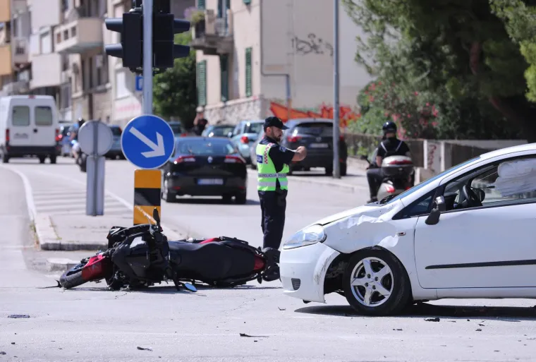 Smrskani motocikl i automobil jutros ispred Poljuda. U te&scaron;koj prometnoj nesreći ozlijeđeni dijete i motociklist