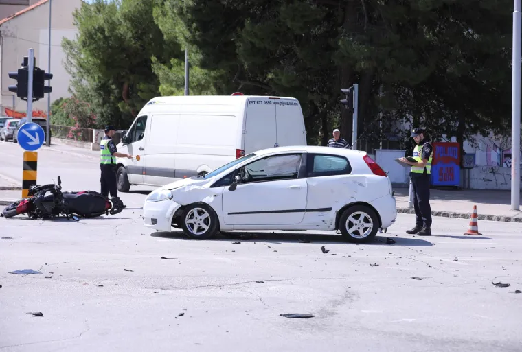 Smrskani motocikl i automobil jutros ispred Poljuda. U te&scaron;koj prometnoj nesreći ozlijeđeni dijete i motociklist