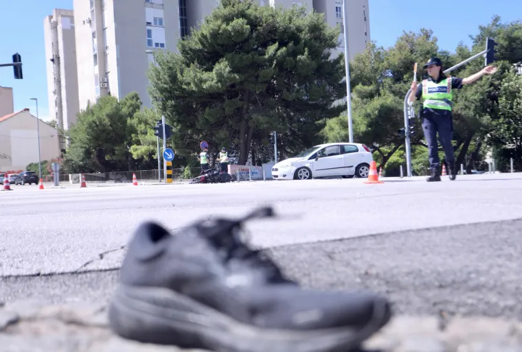 Smrskani motocikl i automobil jutros ispred Poljuda. U te&scaron;koj prometnoj nesreći ozlijeđeni dijete i motociklist