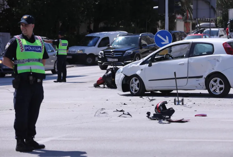 Smrskani motocikl i automobil jutros ispred Poljuda. U te&scaron;koj prometnoj nesreći ozlijeđeni dijete i motociklist