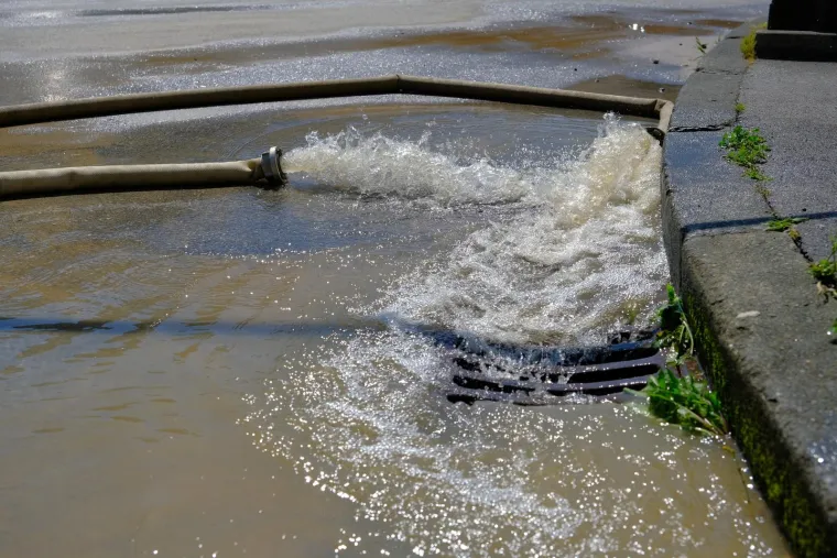 Travno i Zapruđe ostali bez pitke vode, napunili se iskopi na tržnici Utrine. Crpke već rade