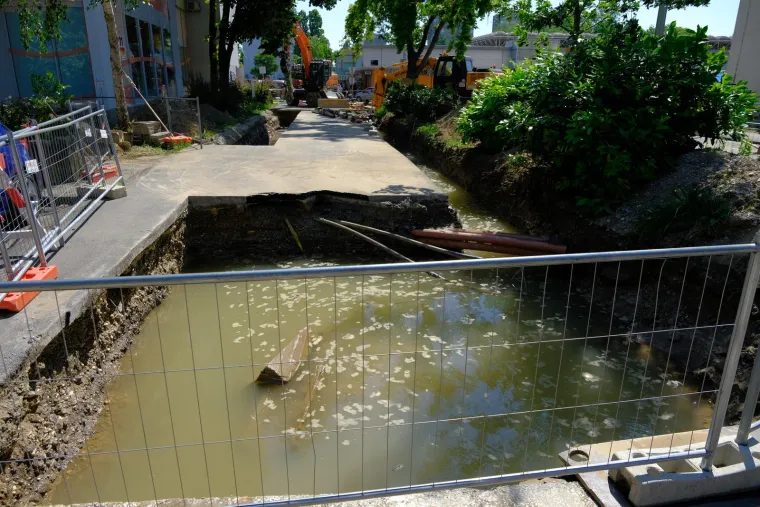 Travno i Zapruđe ostali bez pitke vode, napunili se iskopi na tržnici Utrine. Crpke već rade
