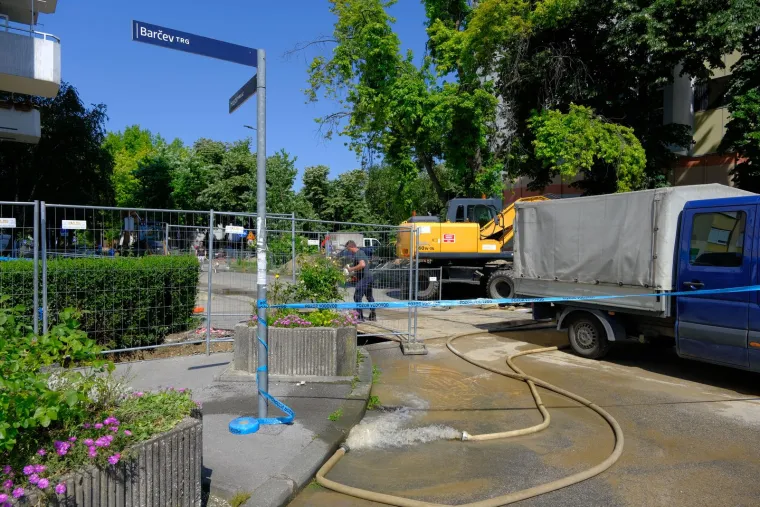 Travno i Zapruđe ostali bez pitke vode, napunili se iskopi na tržnici Utrine. Crpke već rade