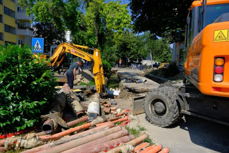 Travno i Zapruđe ostali bez pitke vode, napunili se iskopi na tržnici Utrine. Crpke već rade