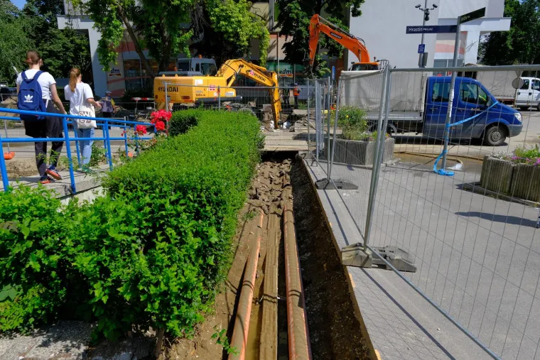 Travno i Zapruđe ostali bez pitke vode, napunili se iskopi na tržnici Utrine. Crpke već rade