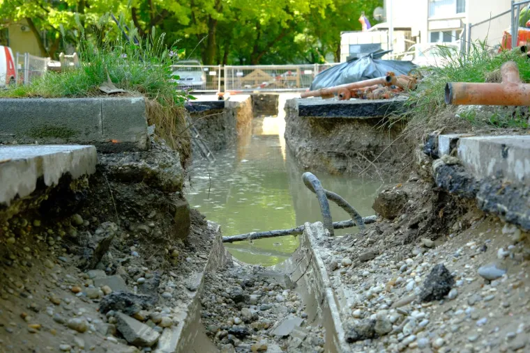 Travno i Zapruđe ostali bez pitke vode, napunili se iskopi na tržnici Utrine. Crpke već rade