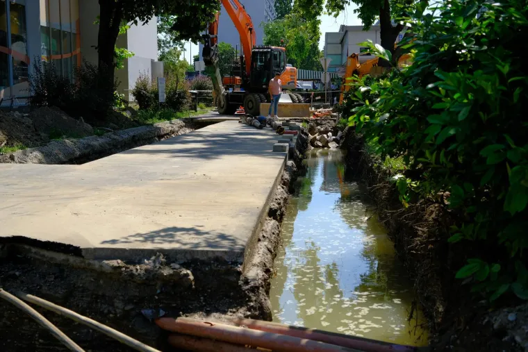 Travno i Zapruđe ostali bez pitke vode, napunili se iskopi na tržnici Utrine. Crpke već rade