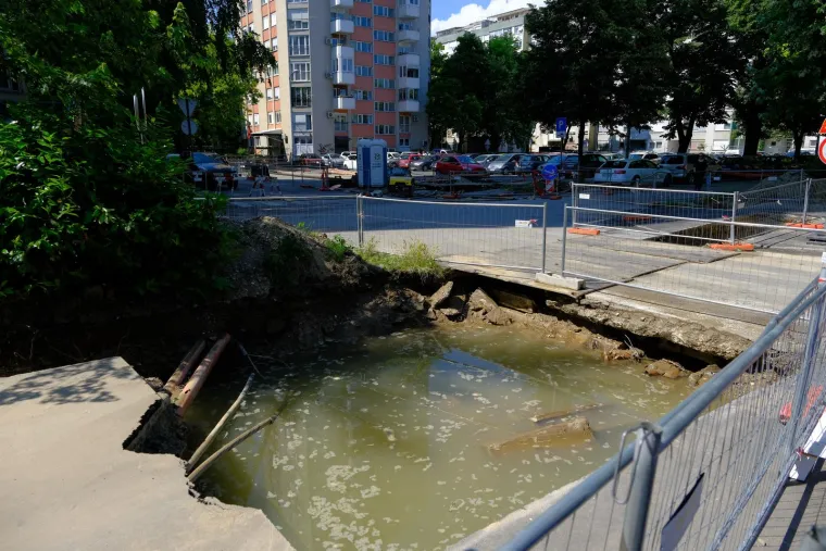 Pogledajte kaos u Utrinama nakon punuća vodovodne cijevi