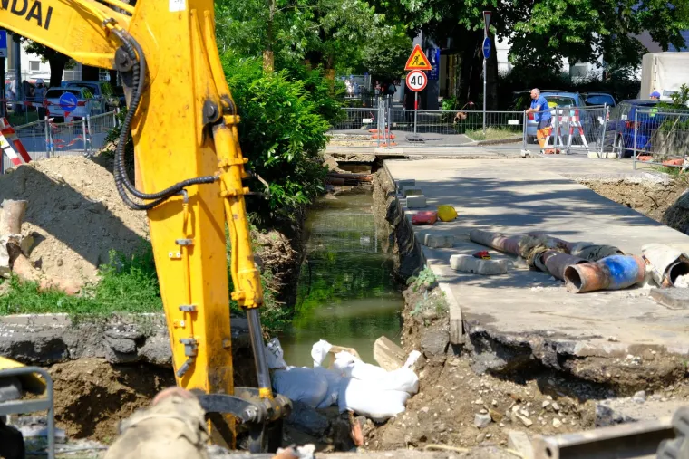 Pogledajte kaos u Utrinama nakon punuća vodovodne cijevi
