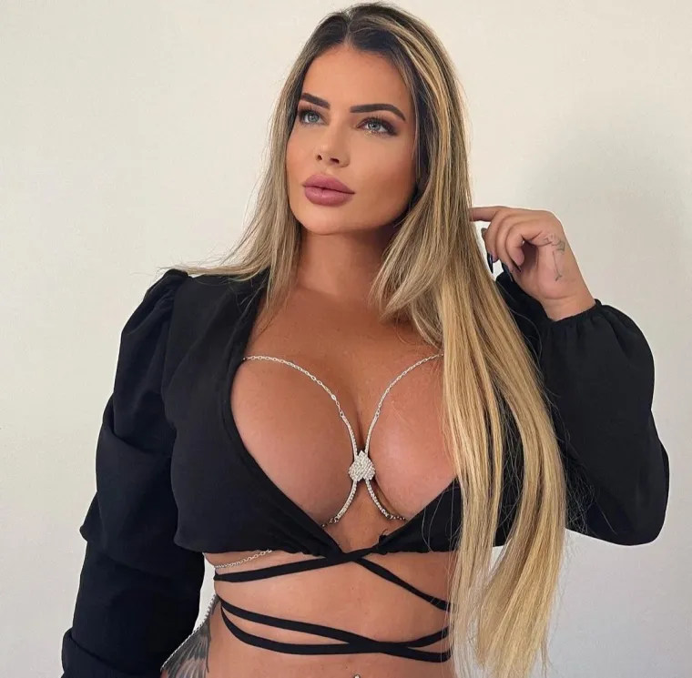 Inflacija natjerala pravnicu na očajnički potez: Da ispliva iz dugova otvorila OnlyFans, a slike su joj...pa - da vam ispadne jezik!