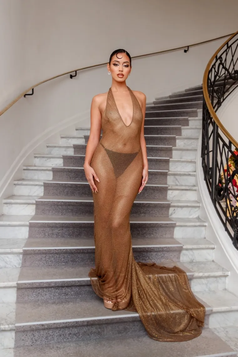 Ona nastavlja s provokativnim izdanjima: Skinula je gornji dio badića i pružila svima zanimljiv pogled na plaži