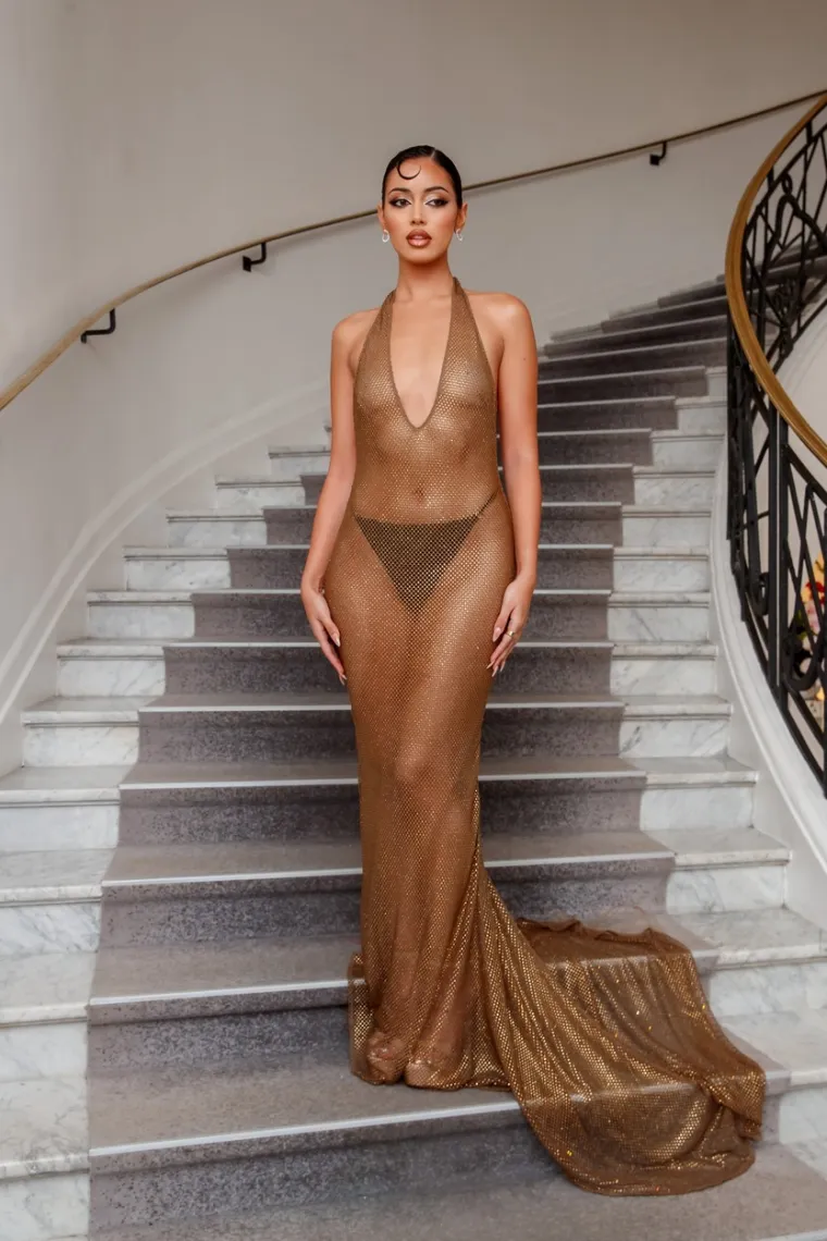 Ona nastavlja s provokativnim izdanjima: Skinula je gornji dio badića i pružila svima zanimljiv pogled na plaži