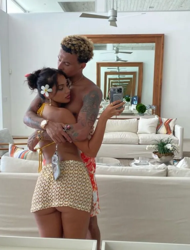 'Napravila je pravi bum s fotografijom u mini haljini. Obožavatelji su također dobili poseban pogled na Cindynu gu*u dok skida suknjicu'.